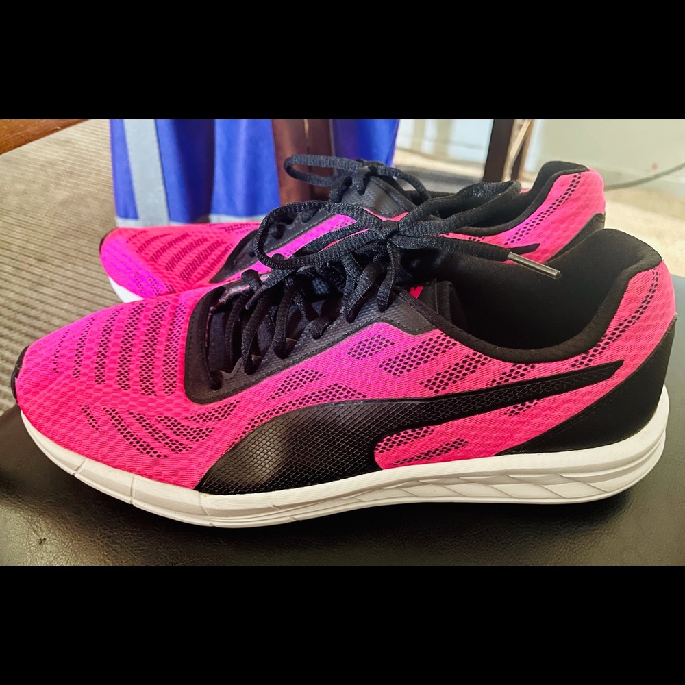 Women’s Puma sneakers size 12. Pink and neon pink.